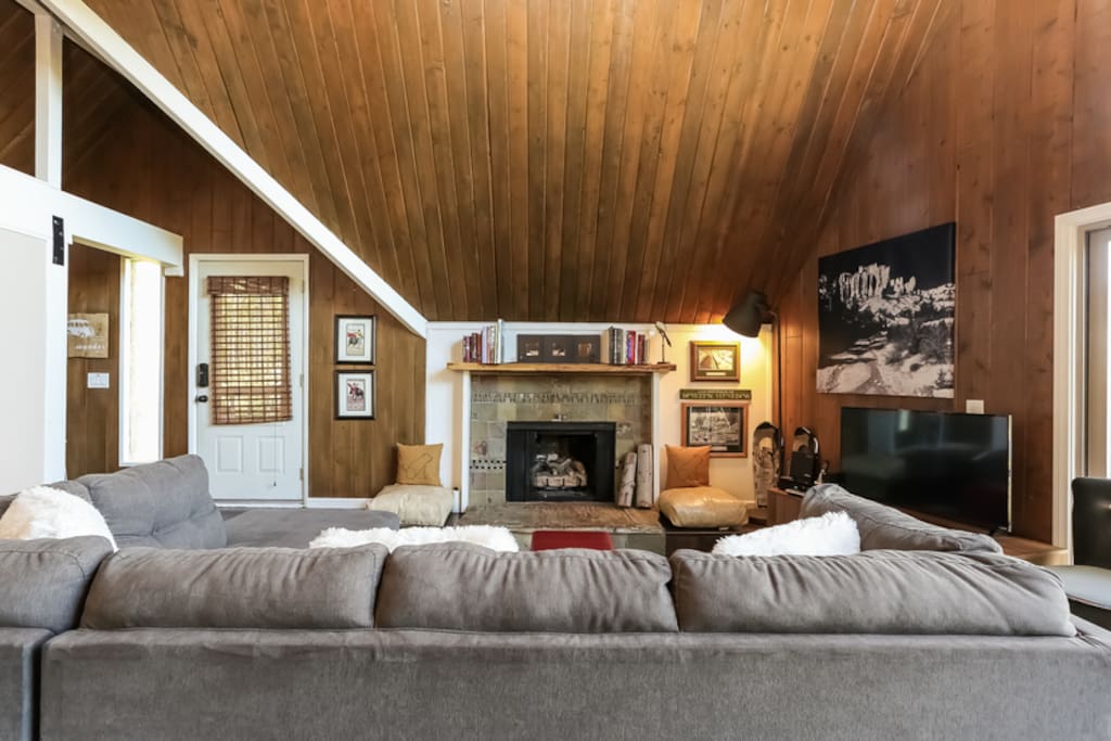 Cozy Living Room w/TV and Fireplace