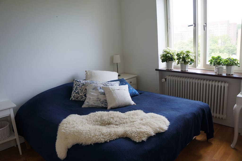 Double bed 180x200 cm.