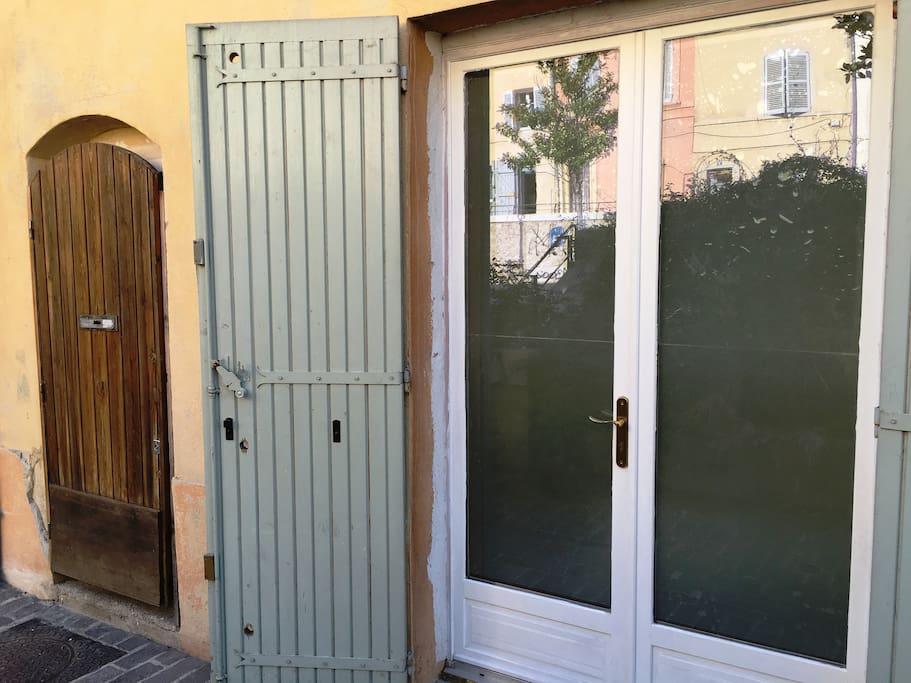 Entrée de l'appartement et porte fenêtre de la chambre