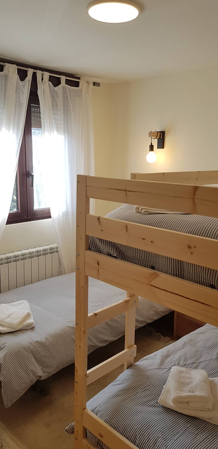 ห้องนอนพร้อมเตียงสองชั้นและเตียงเสริม