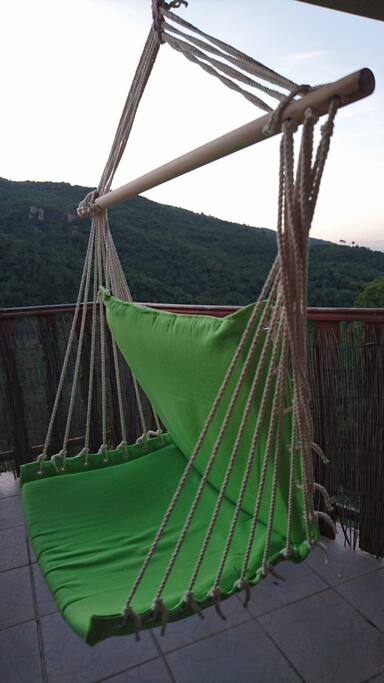 pouvoir se détendre au milieu de la forêt sur la terrasse perchée
