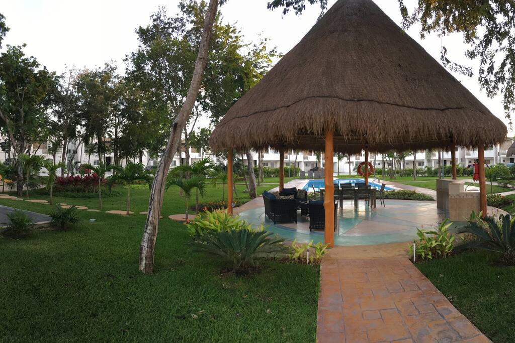 PISCINA SEMI-OLIMPICA Y CON AREA DE PALAPA, BARRA, BAÑOS, REGADERA, AREA PARA ASADO, AREA DE JUEGOS PARA NIÑOS, JARDINES Y CANCHA DE FOOT BALL RAPIDO.