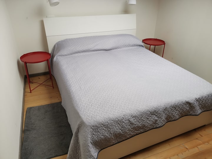 Le lit king size de la deuxième chambre 