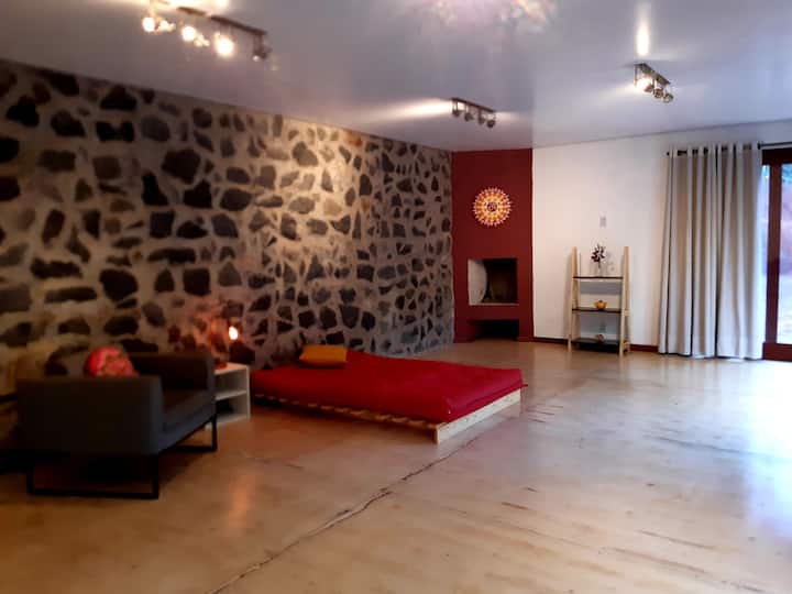 רצפה צפה של עץ מפוצה מעץ שנועד להשפיע על פעילויות כגון ריקוד 