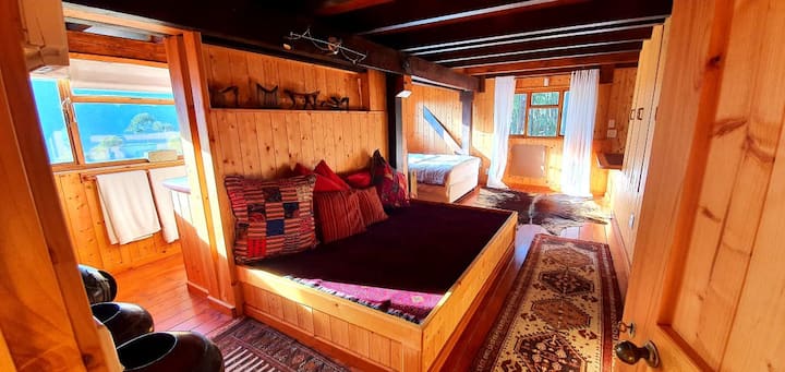 Suita Kaya Ndlovu që tregon dritën e bukur të mëngjesit dhe të çon në ambientet e dushit dhe pellgut në suitë. 