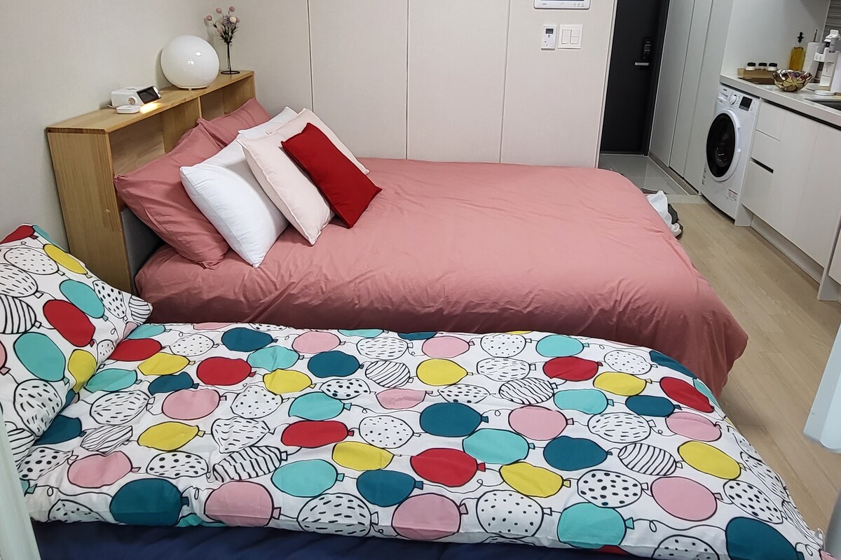 عند ضبط سرير الكرسي كسرير. إذا طلبت مسبقًا تسجيل الوصول، فسنفتح لك سرير الكرسي. 