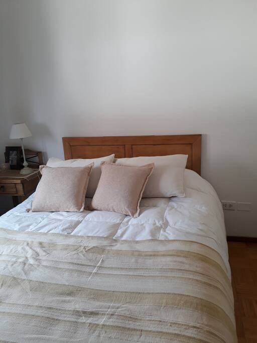 Dormitorio con sommier de 2 plazas.