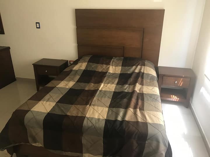 Spavaća soba 3 s bračnim krevetom (160x200), ormarom i radnim prostorom