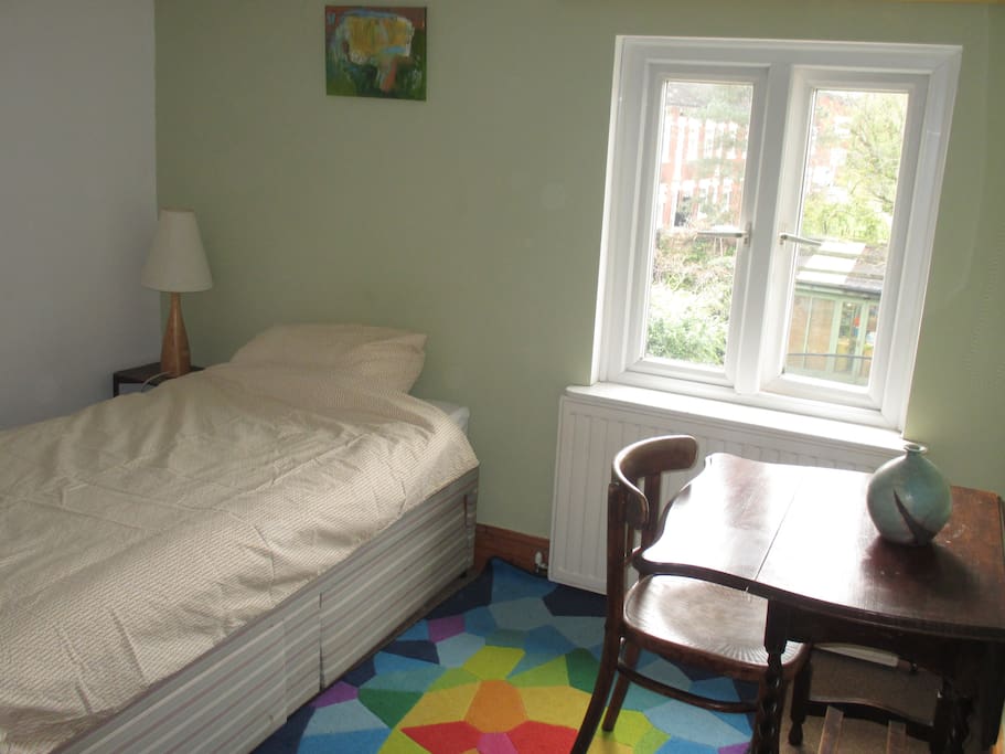 Light, comfortable single room