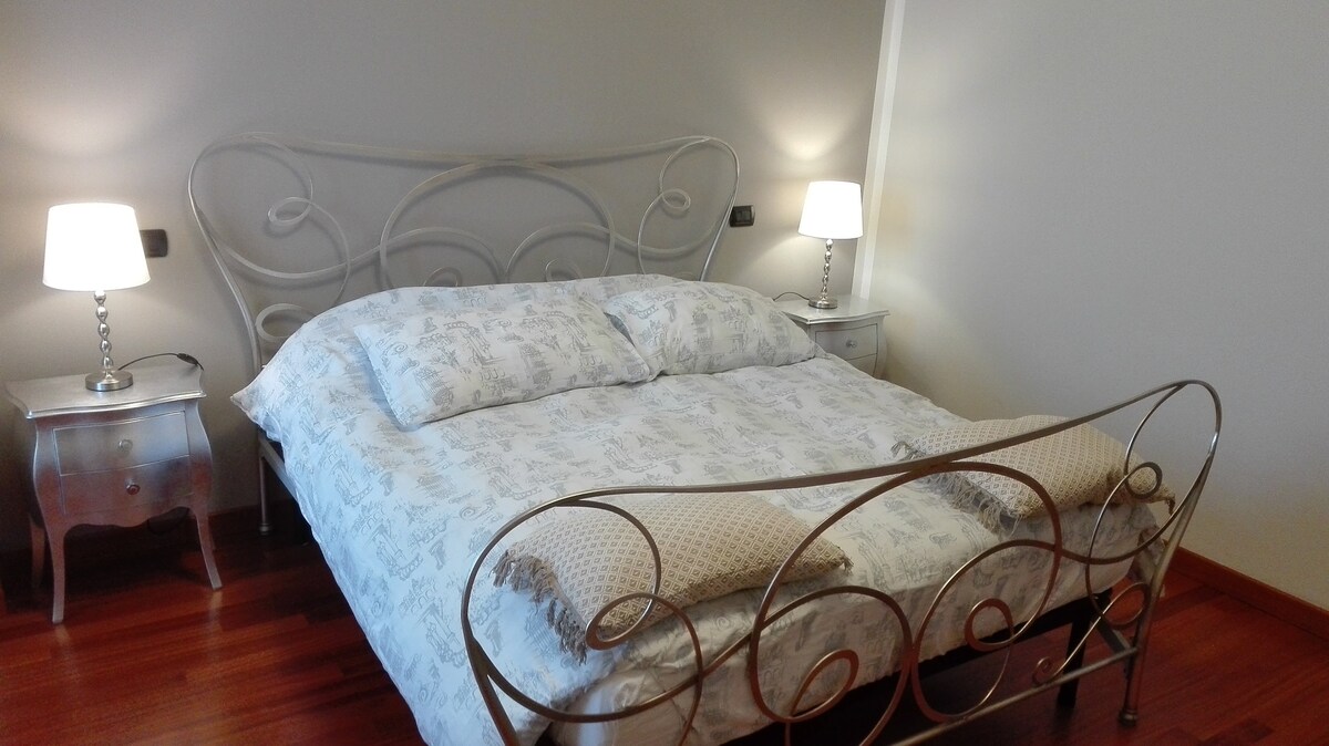 宽敞的双人卧室