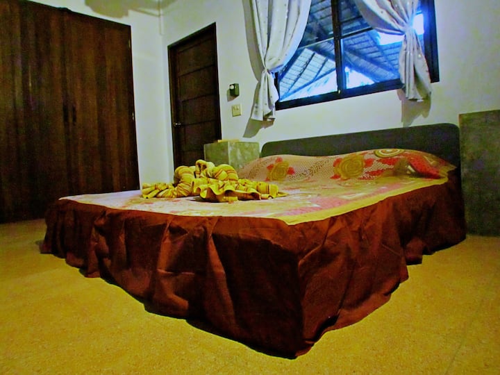 מיטת קינג סייז שנייה בחדר האורחים