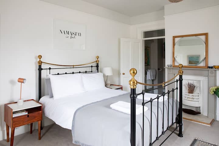 ห้องนอนใจดี (3) พร้อมฝักบัวในห้องสวีทและเตาผิงดั้งเดิม