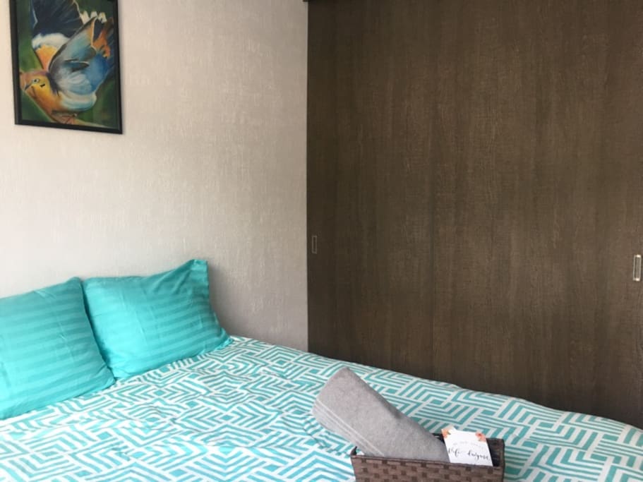 Cama cómoda y almohadas esponjosas. Clóset amplio.
