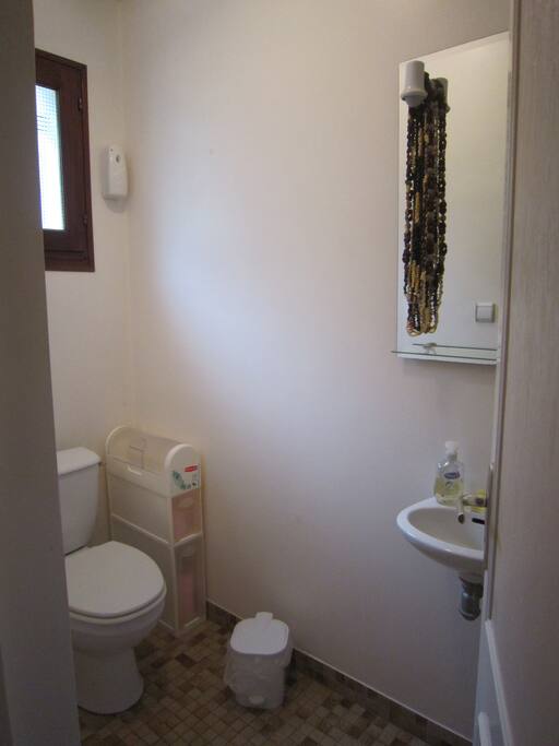 WC du RDC de 1.8 m² : à l'entrée.