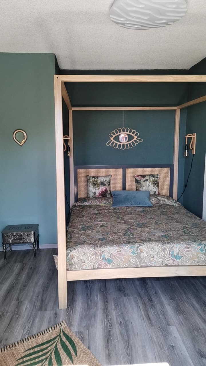 Spavaća soba s bračnim krevetom (1,60 x 2 m)