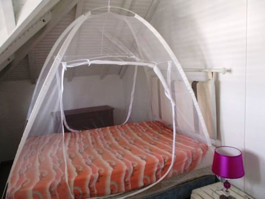 Chambre 1 climatisée avec moustiquaire