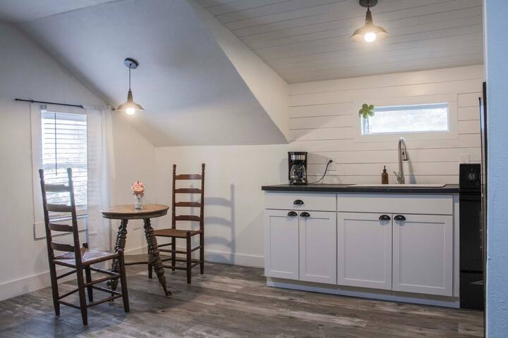 Cozy Backyard Apartment near Magnolia, Baylor