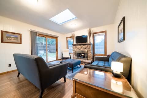Top Airbnb: Hot Tub, Fenced Dog Yard, AC, Nat'l Park Views in Estes Park