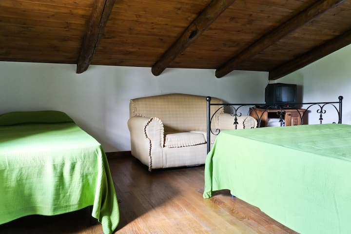 chambre à trois lits