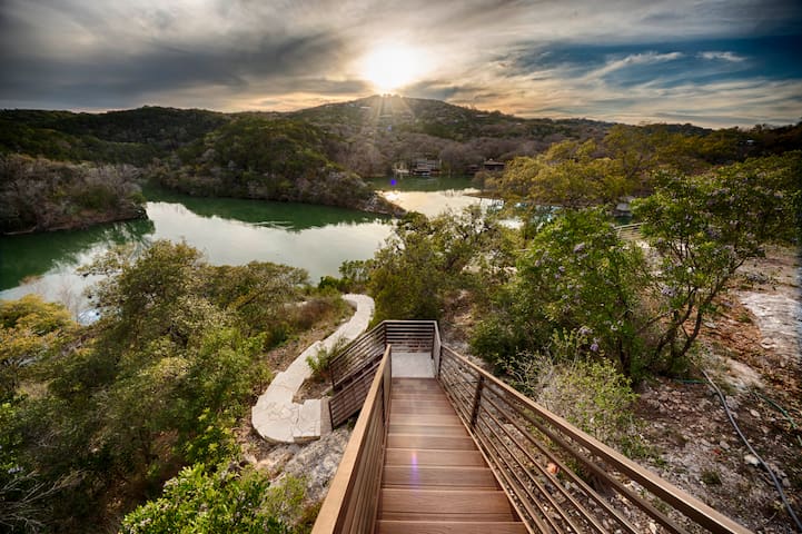 Luxery Lakefront House w/City Views gallery image 2