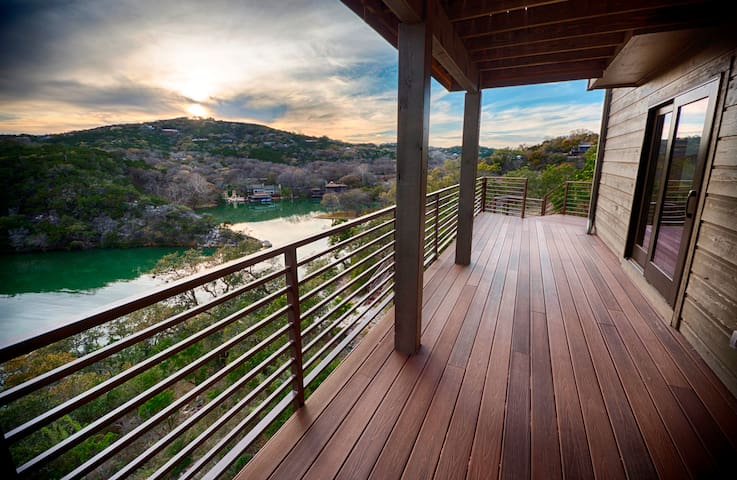 Luxery Lakefront House w/City Views gallery image 3