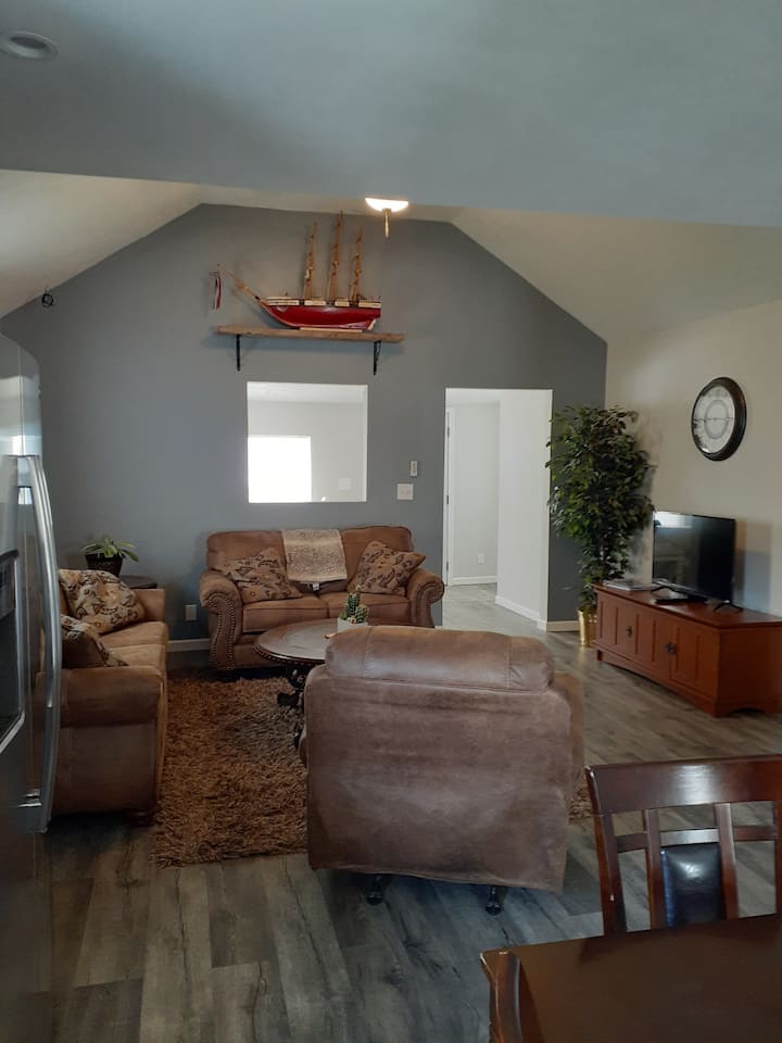 Grand Lakehouse!   Open Floor Plan. Modern Space. - Lakeview, OH