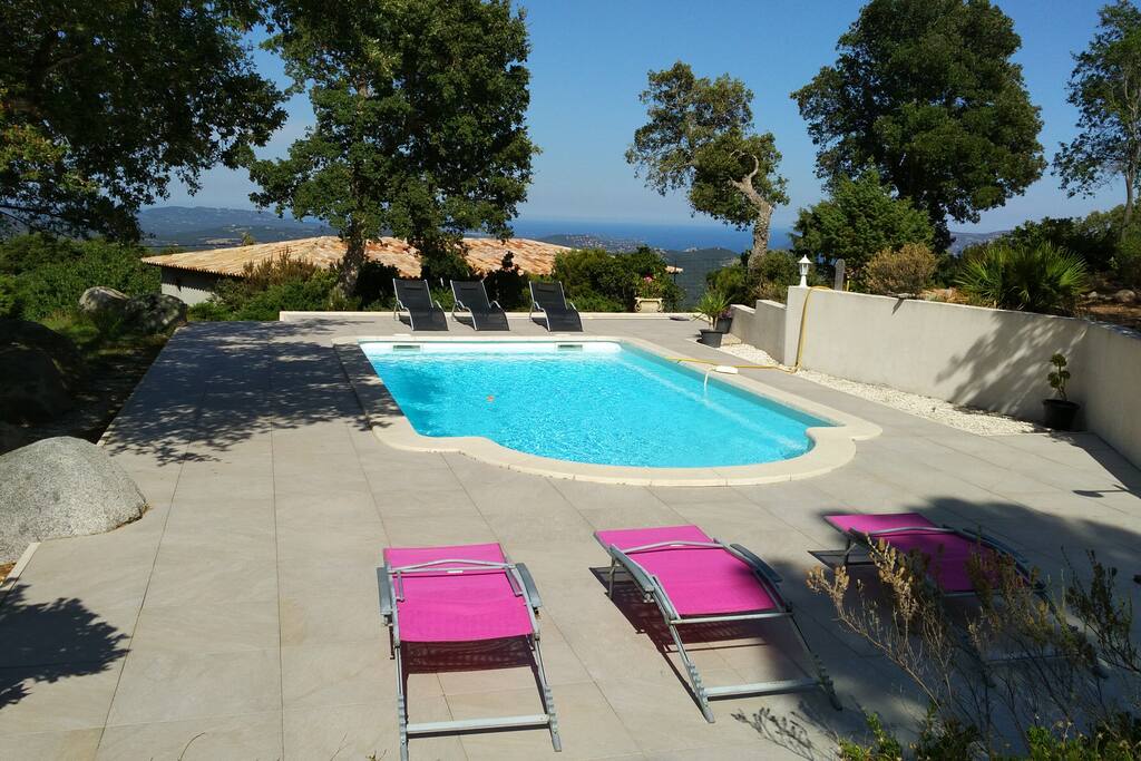 la piscine avec vue sur le golfe