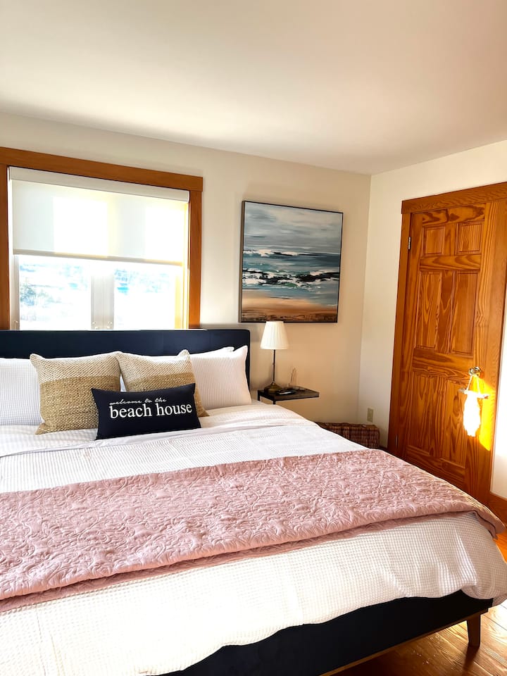 חדר שינה ראשי עם מיטת קינג