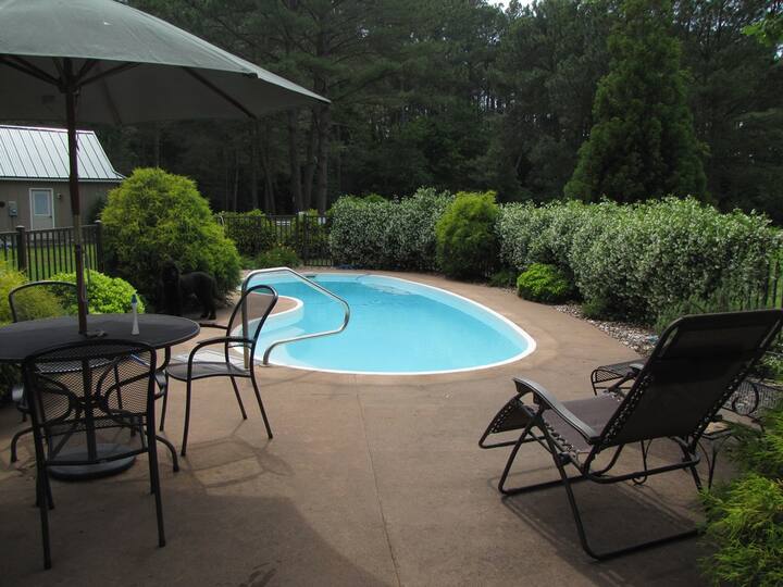 Waterfront Cottage "Far from the Madding Crowd" Guesthouses for Rent