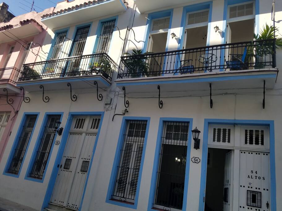 Esta es la fachada de nuestra casa de huéspedes azul habana, sitio donde se encuentra ubicada esta habitación.