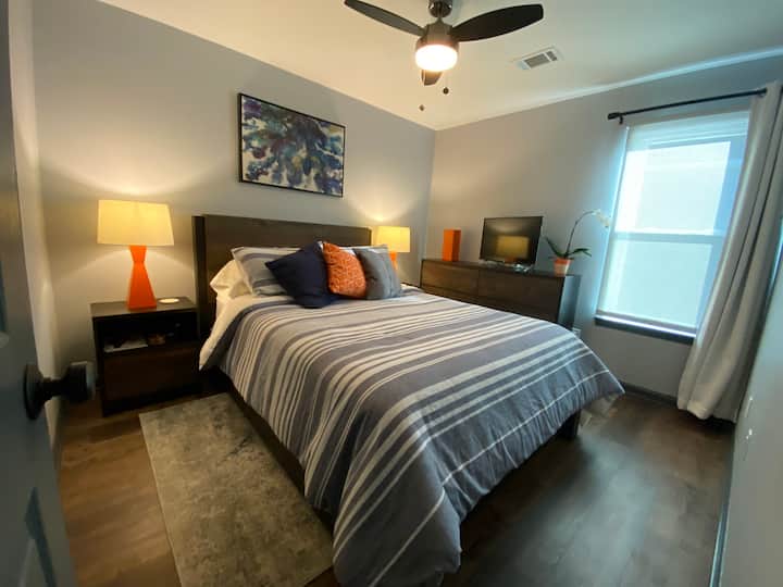 Втората спална соба има брачен кревет и сенчест прозорец за приватност и завеси за затемнување за да можете најдобро да спиете.  Ноќните маси се поврзани со станици за полнење на USB за да може да останете наполнети за време на вашиот престој. 