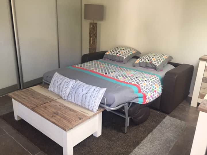 أريكة في وضع السرير