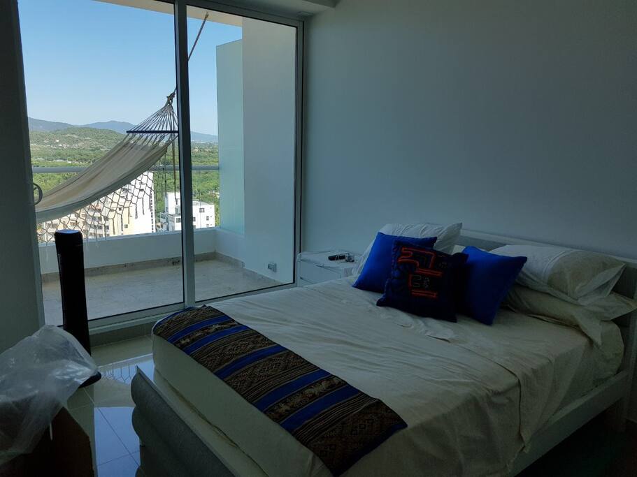Alcoba con salida a la terraza, con baño y closet con vestier.
TV 50"