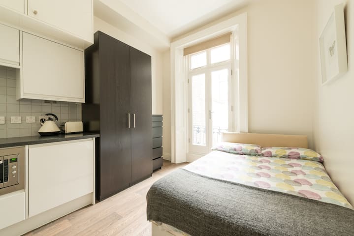 Brand new studio in Victoria 8A