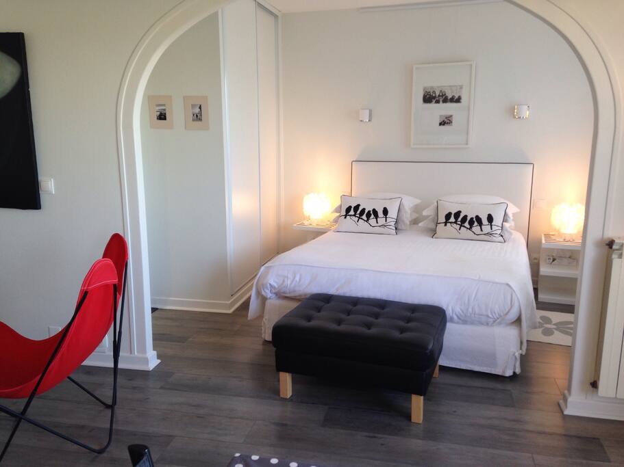 Grand lit confortable / High quality bed 160x200 cm