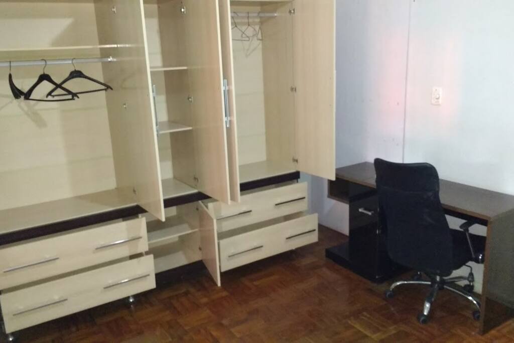 Guarda roupas novo e bem espaçoso.