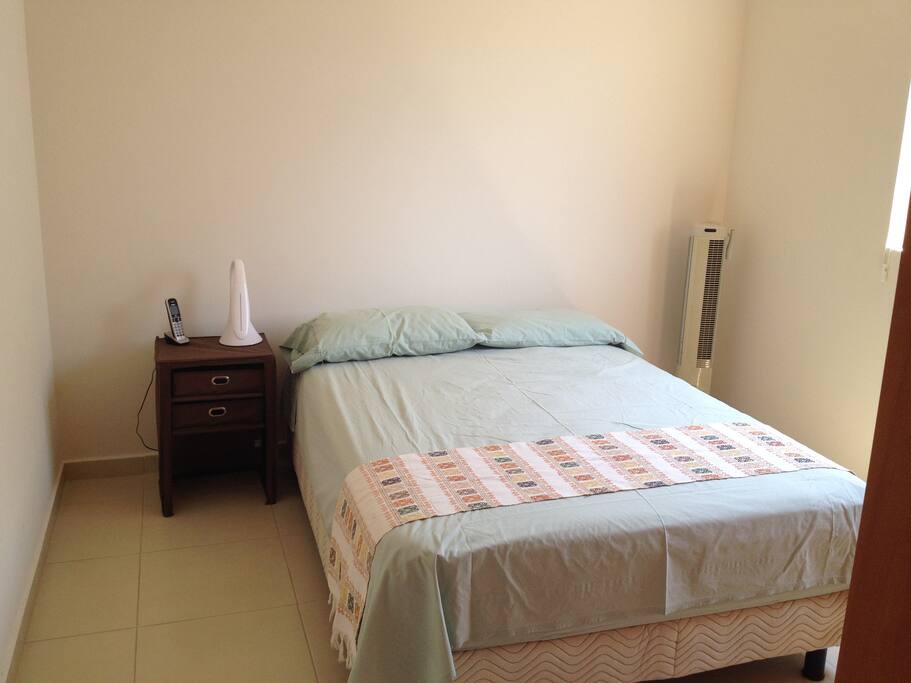 recamara cama matrimonial con ventilador de pedestal