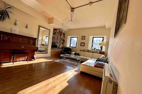 Popular Airbnb listing: Spacious city centre apartment with iconic views in Central