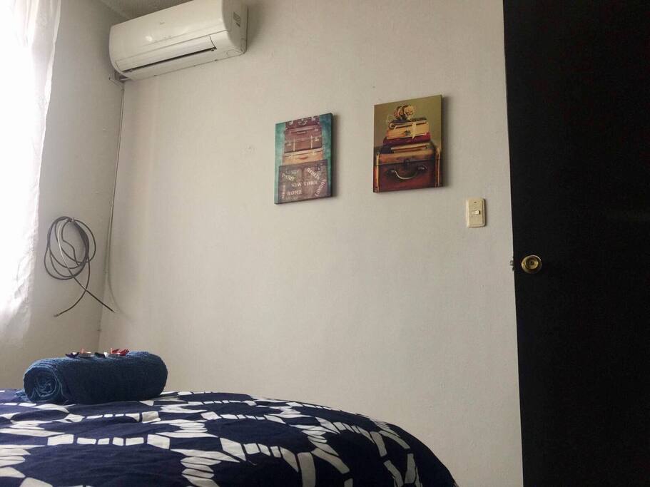 La habitación tiene aire acondicionado, así que jamás sufrirás del calor de Monterrey ;D