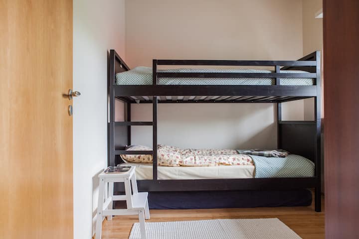 Трета спална соба на првиот кат. Кревет на спрат со квалитетни душеци и простор во плакарот. Спие 2.