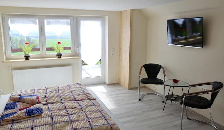 יש גם טלוויזיה עם מסך שטוח גדול בכל החדרים.