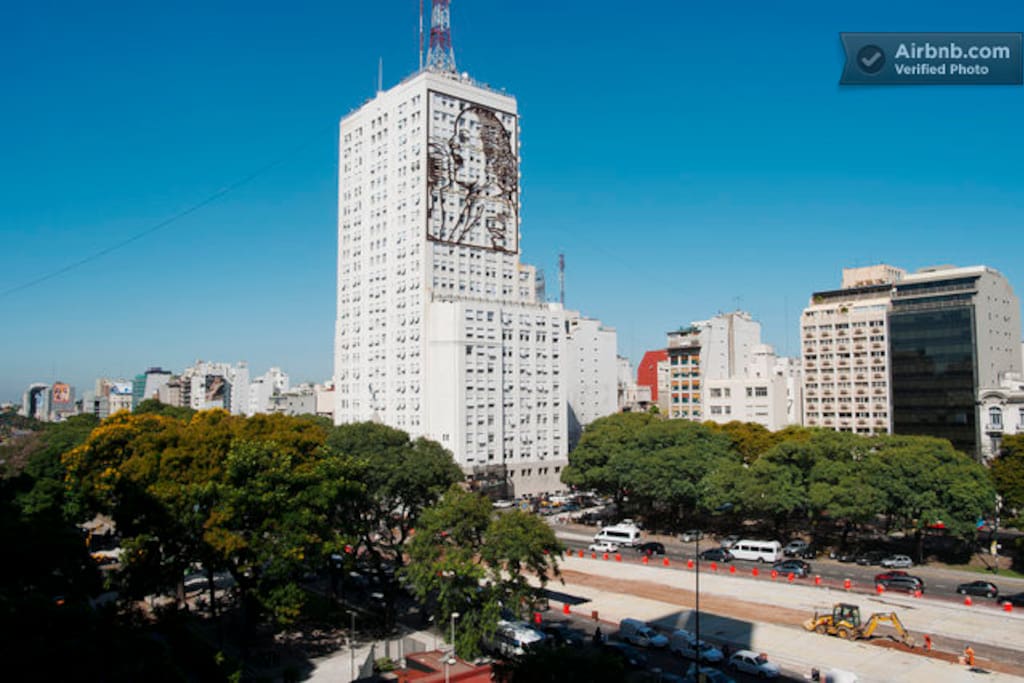 Una vista unica sobre la avenida mas importante de Buenos Aires.
A unique view over Buenos Aires most important Ave.