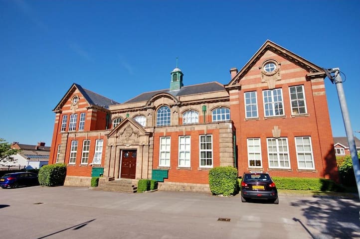 Stunning 2 Bed Duplex in Grade 2 Listed School