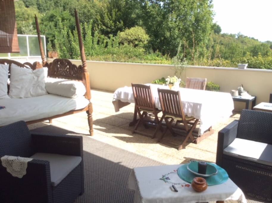 grande terrasse équipée salon de jardin avec vue de 60 m²