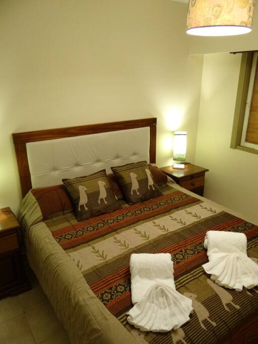 Cama matrimonial (o 2 twins) con ropa de cama de 1ra calidad