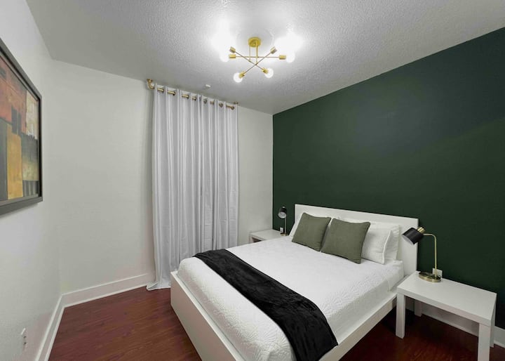 Spálňa 4 s manželskou posteľou Queen, matracom a modernými vankúšmi najjemnejšej kvality s bavlnenou posteľnou bielizňou. Veľké zrkadlá a vynikajúce osvetlenie navyše pre jeho veľké okná.