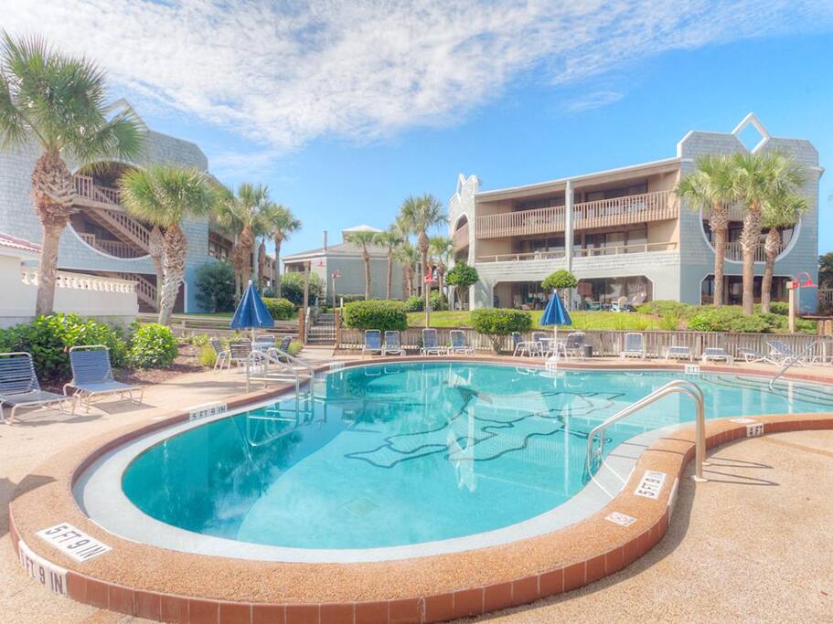 Ease into happiness! - Listen to the sound of the ocean while float along in serenity.