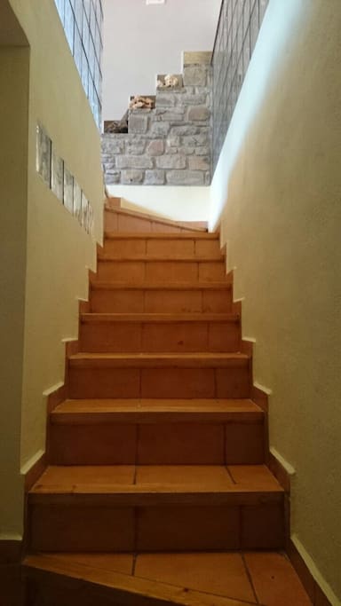 Tiene escaleras ya que es un atico.. ;)