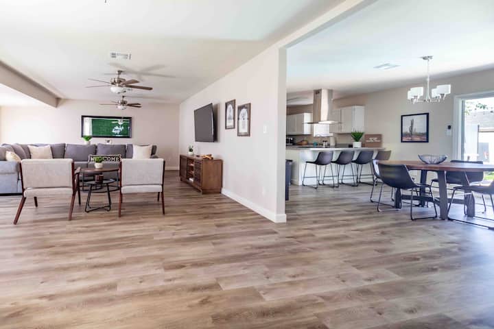 Walk To Dt Gilbert | Pool + Family Retreat - Revolution, Mesa