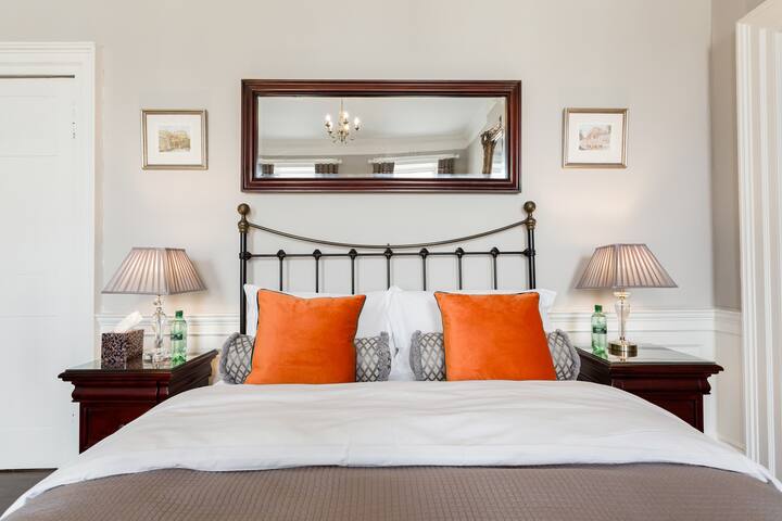 Majestic Georgian Flat in the Historic City Centre gallery image 2